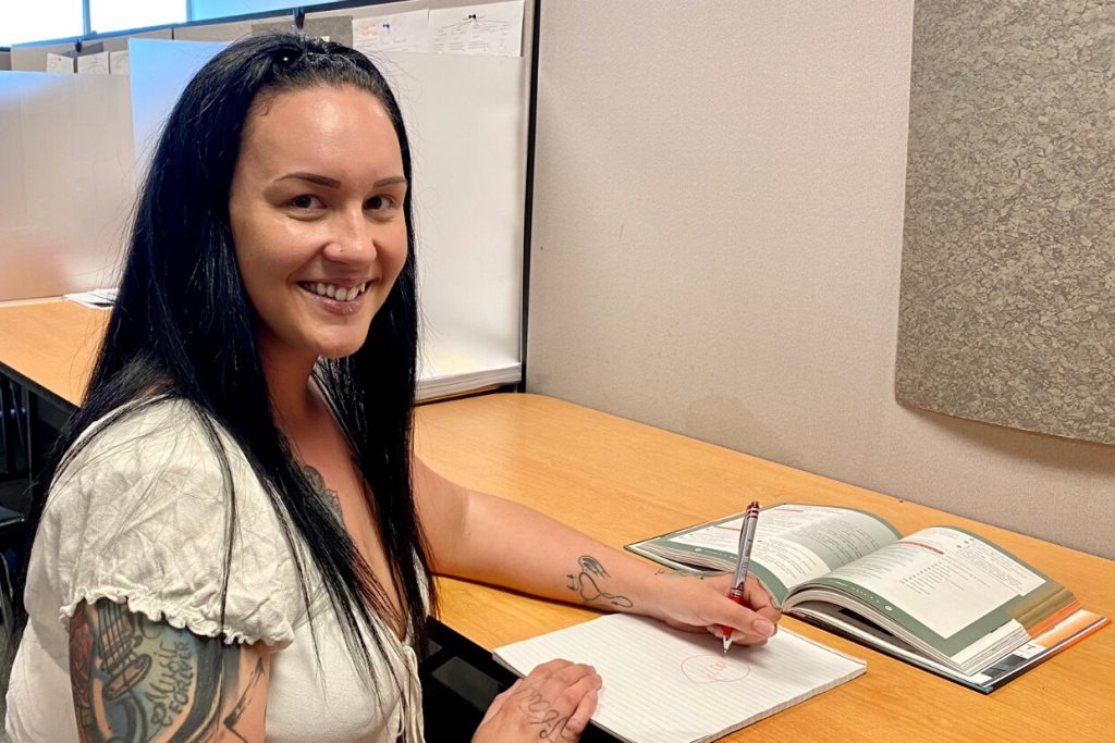 Jeune étudiante au CAI qui sourit